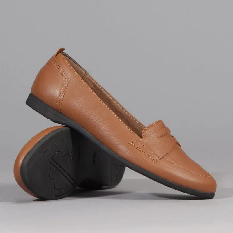 Flat Loafer in Tan - 12644